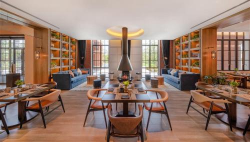 上海市にあるMelia Shanghai Parksideの部屋にテーブルと椅子があるレストラン