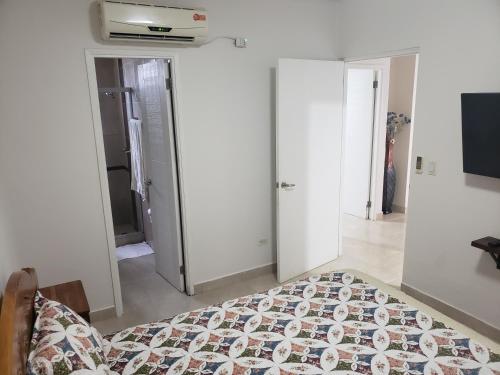 a room with a bed and a room with a closet at Elegante apartamento discreto, con playa y piscina in Bique