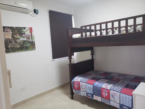 Un ou plusieurs lits superposés dans un hébergement de l'établissement Elegante apartamento discreto, con playa y piscina