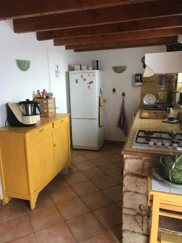 Jolie Gîte dans les Pyrénées tesisinde mutfak veya mini mutfak