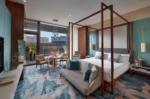 Postel nebo postele na pokoji v ubytování Mandarin Oriental Wangfujing, Beijing