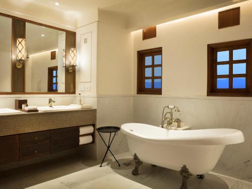 Koupelna v ubytování Alila Fort Bishangarh Jaipur - A Hyatt Brand