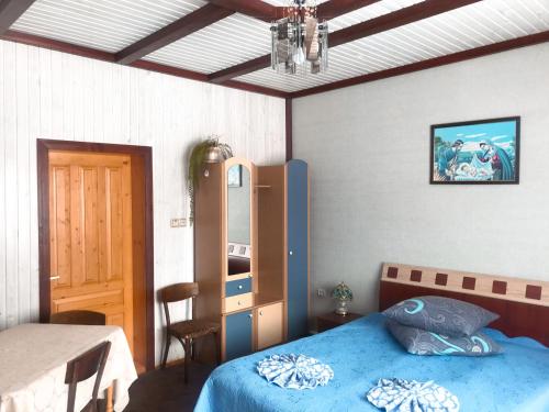 um quarto com uma cama com um edredão azul em Відпочинок у Пронів em Slavske