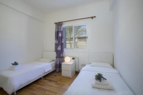 Katil atau katil-katil dalam bilik di Protaras Villa Mazeri