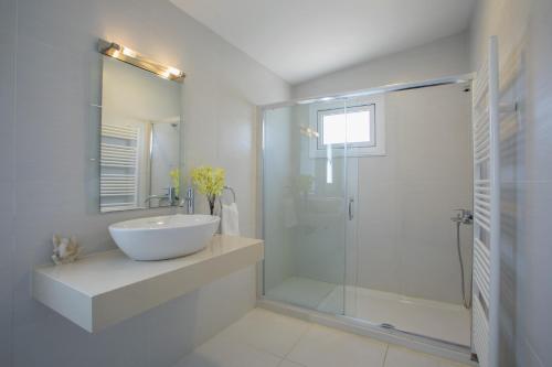 Bilik mandi di Protaras Villa Mazeri