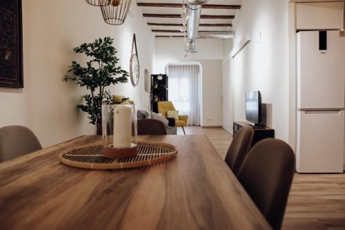 Apartamento Mercadal في توذيلا: غرفة معيشة مع طاولة عليها شمعة
