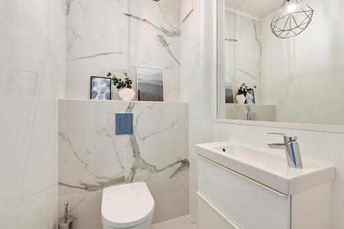 Kylpyhuone majoituspaikassa White Sea Shore - Premium Nadmorze Apartment
