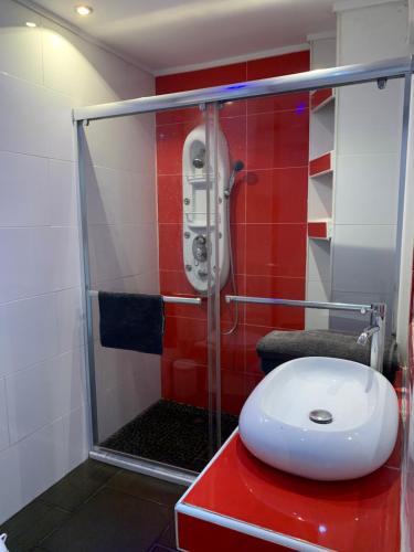 une salle de bain avec douche et toilettes dans l'établissement Les Appartements De Lina By JO - Self Check-In, à La Grande Motte