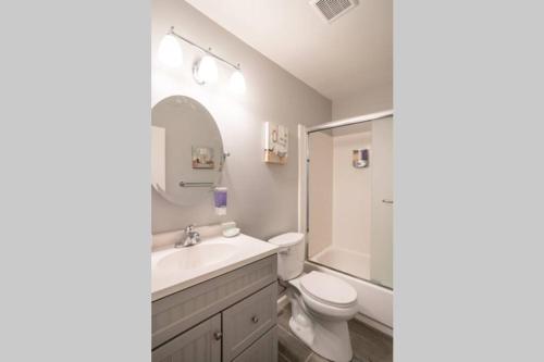 ห้องน้ำของ Luxury stay near Oakridge Mall for vacation/work