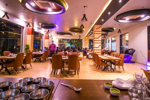 En restaurant eller et andet spisested på The Bhagwati Resort