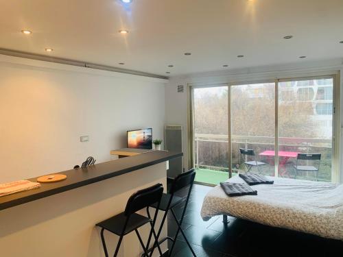 une chambre avec un lit, un bureau et une fenêtre dans l'établissement Les Appartements De Lina By JO - Self Check-In, à La Grande Motte