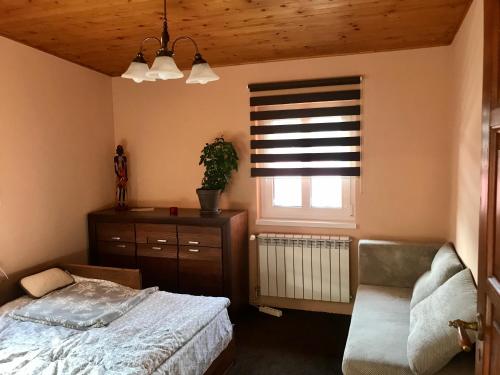 um quarto com uma cama e uma janela em Gór-SKI Apartament em Szklarska Poręba