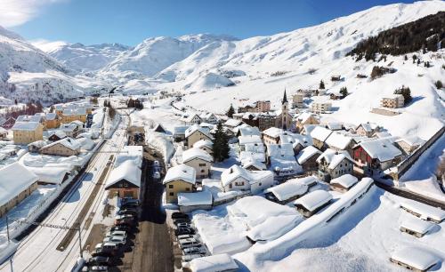 Realp-Andermatt 3,5 locali giardino privato In mezzo la natura, spettacolare per appassionati montanbike, pesca ecc In inverno fai sci di fondo dal giardino e con il treno davanti a casa si raggiunge in 5min il comprensorio scistico di Andermatt en invierno