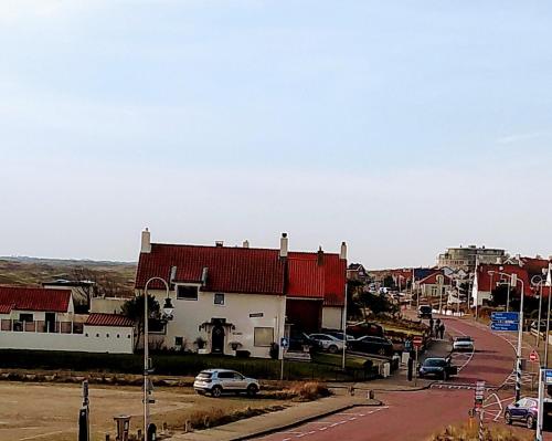 une rue avec des voitures garées à côté d'un bâtiment dans l'établissement Appartement Zuid 5, à Zandvoort