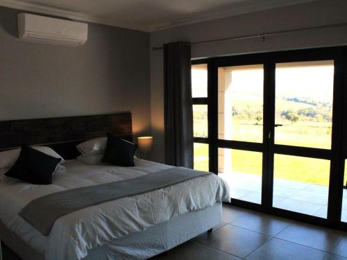 En eller flere senge i et værelse på Nkonyeni Lodge & Golf Estate