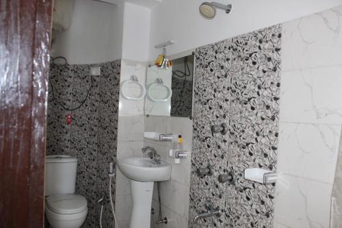 ein Bad mit einem WC und einem Waschbecken in der Unterkunft Mystic Valley Gangtok in Gangtok