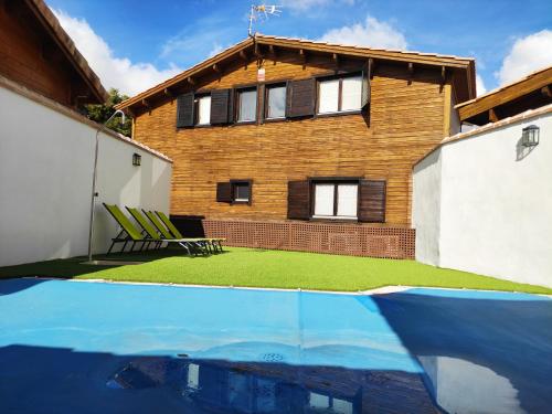 a house with a pool in front of it at Casa Rural La Dehesa de Toledo a 5 minutos de Puy du Fou España in Cobisa