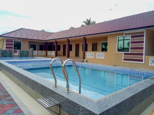 Бассейн в Faris's Homestay & Resort или поблизости