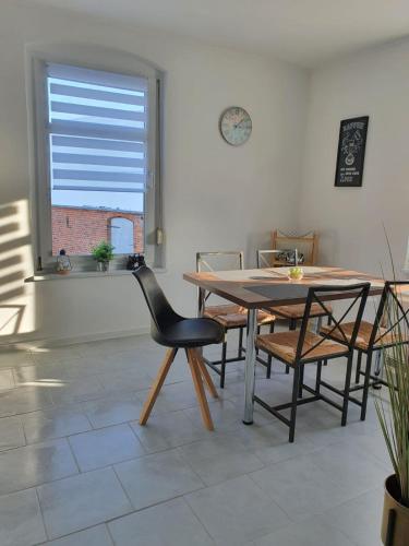 a dining room with a table and chairs and a window at Haus Kabelitz in Kabelitz