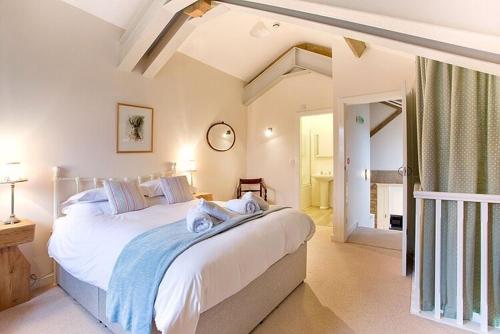 1 dormitorio con 1 cama blanca grande en una habitación en Nethergill Farm, en Skipton