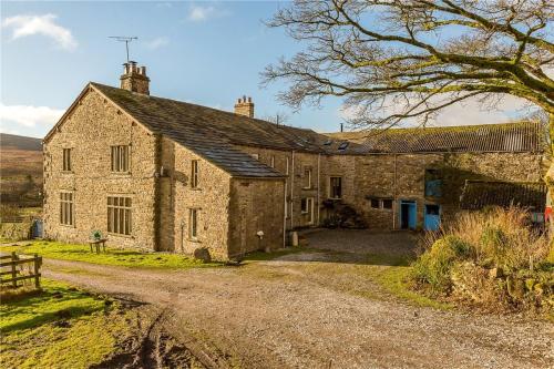 an old stone barn on a dirt road at Nethergill Farm in Skipton