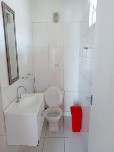 バーハ・デ・ジャクイーペにあるCASA SOL NASCENTEのトイレと洗面台を備えた白いバスルーム