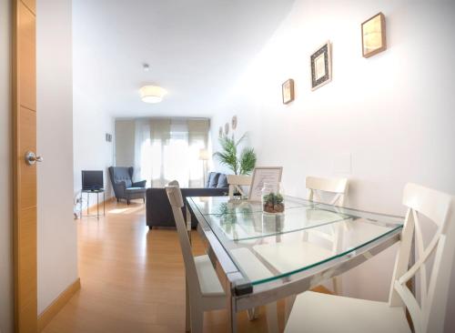 comedor y sala de estar con mesa de cristal en Santo Tomás B Ha Apartment en Cádiz