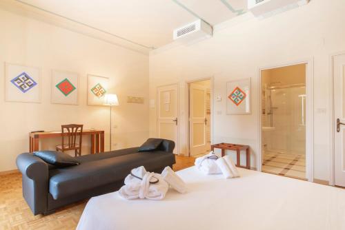 a living room with a couch and a bed at Hotel Villa Quiete in Montecassiano