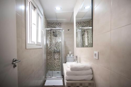 a bathroom with a shower and a sink at La Luz del Falla Ha Apartment in Cádiz