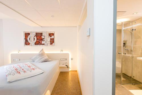 En eller flere senge i et værelse på Hotel Am Düsseldorfer Platz