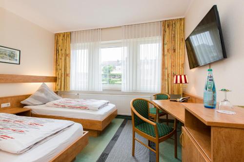 En eller flere senge i et værelse på Hotel Am Düsseldorfer Platz