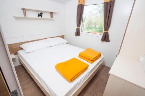 Posteľ alebo postele v izbe v ubytovaní CHERRY Premium BIANCA Mobile homes Zelena Laguna