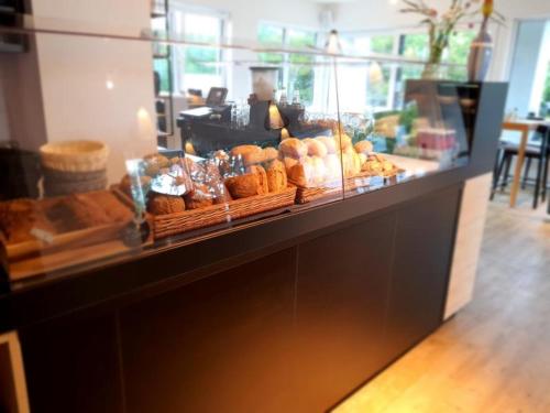 a display case with pastries and other pastries at Haus Achtern Diek in erster Reihe am Meer in Fehmarn