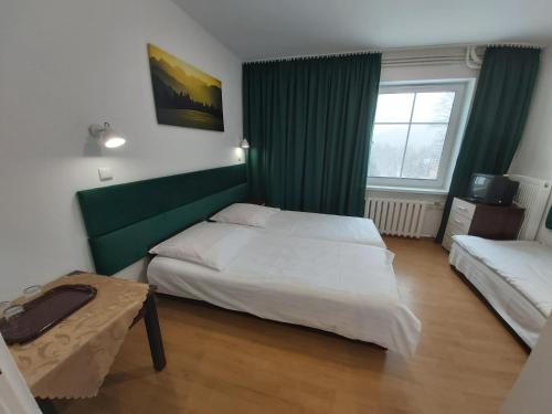 Ένα ή περισσότερα κρεβάτια σε δωμάτιο στο Pensjonat Zameczek