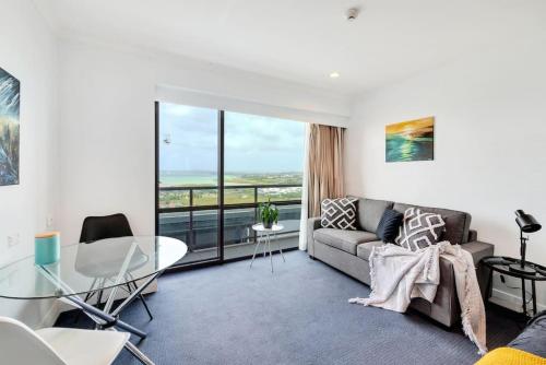 Sea and City Views Takapuna Studio - Free Carpark