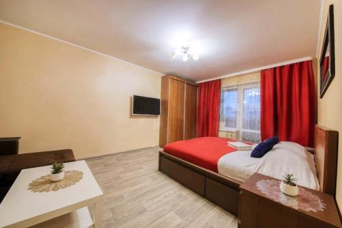 モスクワにあるApartment Hanaka Domodedovo 20のベッドルーム1室(ベッド1台、赤いカーテン付)