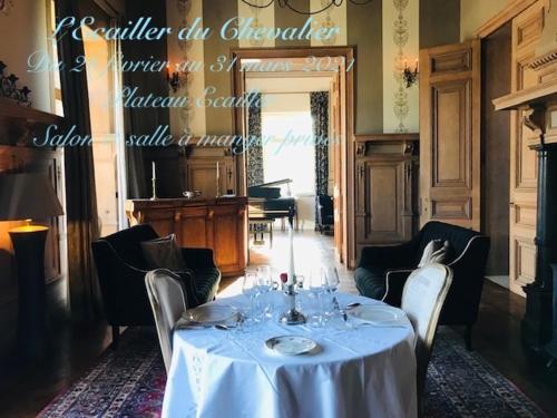 Um restaurante ou outro lugar para comer em Château Chevalier des Montys