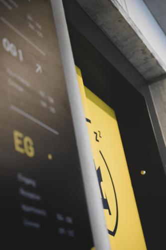 a close up of a cell phone with a clock on it at Das Schlafwerk Stuttgart-Nord VOLLDIGITALES HOTEL-SELF-CHECK IN - keine Rezeption-LowBudget-cashless in Korntal-Münchingen