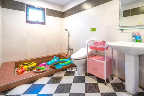 大隱村的住宿－羅東夜市精悅民宿，一间带卫生间和水槽的浴室