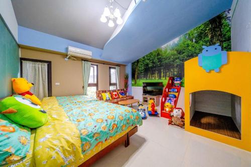 大隱村的住宿－羅東夜市精悅民宿，一间卧室设有一张床和一个壁炉。