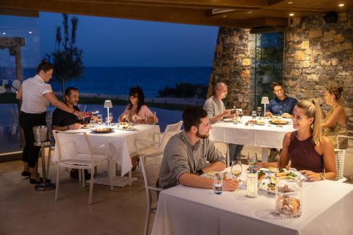 En restaurant eller et andet spisested på ROBINSON Ierapetra