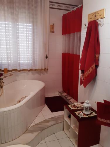 ガリポリにあるMoonauroraのバスルーム(白いバスタブ、赤いシャワー付)