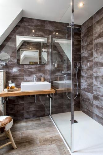 une salle de bain avec un lavabo et une douche dans l'établissement Les Sagranières, à Salers