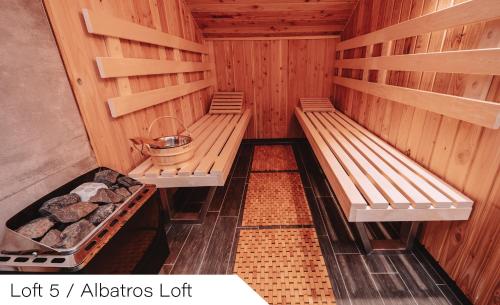 an empty sauna with two benches and a bucket at Events and Stay in Neustadt/Harz
