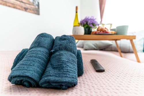 Кровать или кровати в номере Green Garden & Private Parking Apartments with Playground