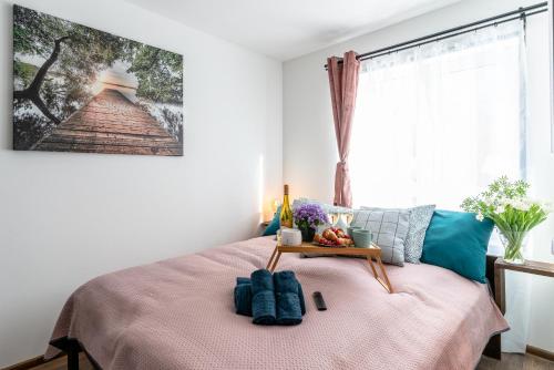 Кровать или кровати в номере Green Garden & Private Parking Apartments with Playground