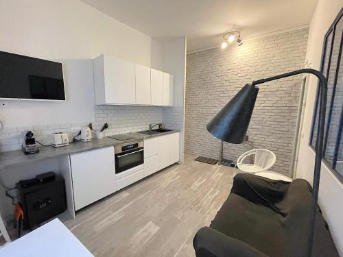 Кухня или мини-кухня в L IDEAL 56 (RDC sur rue) dans Triangle d Or (plage et casino à 300m)
