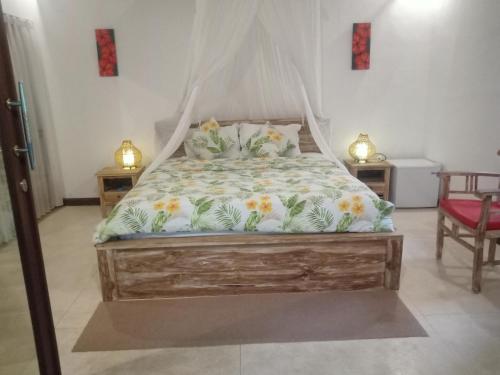 una camera con letto a baldacchino di LUXERY FAMILY GIRI VILLA ad Ubud