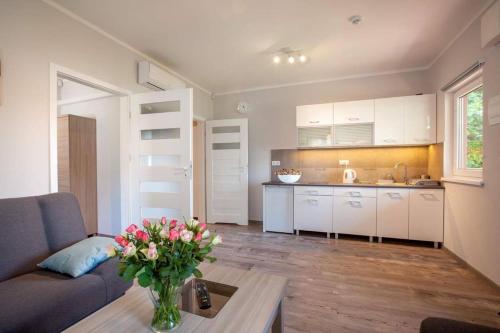 BożkowiceにあるDomki Bożkowiceのリビングルーム(テーブル上に花瓶付)