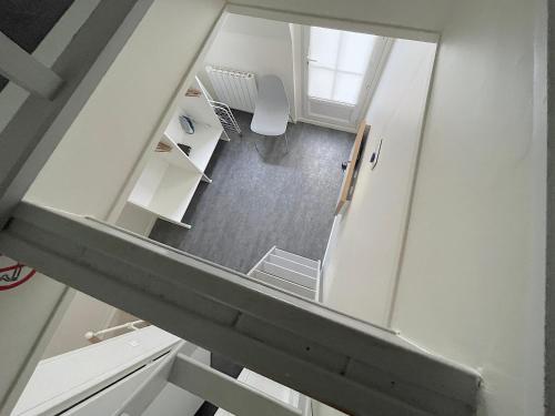 widok na schody w pokoju w obiekcie L'IDEAL 9 (hypercentre avec terrasse) w mieście Deauville